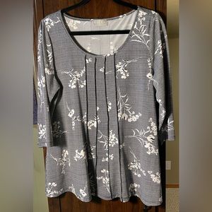 3/4 length sleeve tunic top.  Wrinkle free with linear front detail